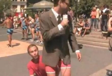 Κατέβασε το παντελόνι... δημοσιογράφου, ενώ ήταν στον αέρα!