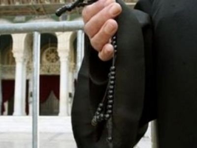 Ιερέας προκαλεί…