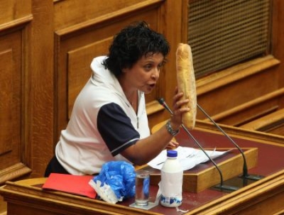 Με γάλα και ψωμί η Κανέλλη στη Βουλή!