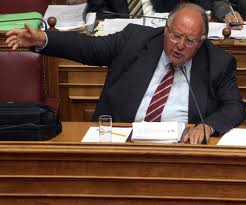 Ο Πάγκαλος ζήτησε να συλληφθεί διαδηλώτρια