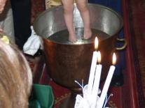 Ιερέας βάπτισε παιδάκι με … κόκα κόλα!!!