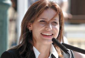 Οι γυναίκες φορέσαν παντελόνια και οι άνδρες τα κατέβασαν...