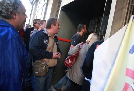 Επιχείρησαν να φορέσουν μαύρη κουκούλα σε Δήμαρχο!