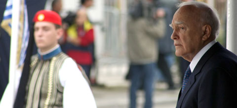 Ένταση και επεισόδια στις παρελάσεις σε όλη τη χώρα...