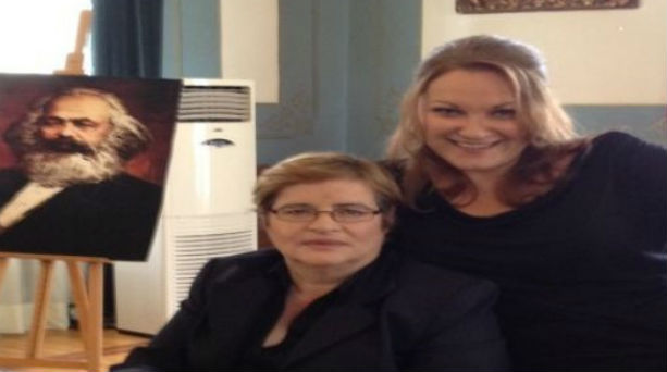 Η Ντέπυ Γκολεμά στο ρόλο της Αλέκας Παπαρήγα