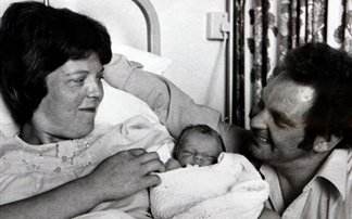 Πέθανε η γυναίκα που γέννησε το πρώτο "παιδί του σωλήνα"