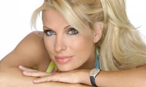 Η Ελένη Μενεγάκη έχασε… το μαγιό της!