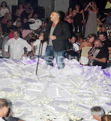 Η βλακεία και η κατάντια του νεοέλληνα, σε μια φωτογραφία !!!