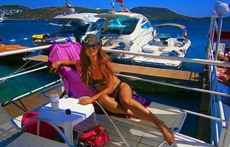 Η Χρυσηίδα Δημουλίδου των μπεστ σέλερ "γράφει" και στην παραλία!!!