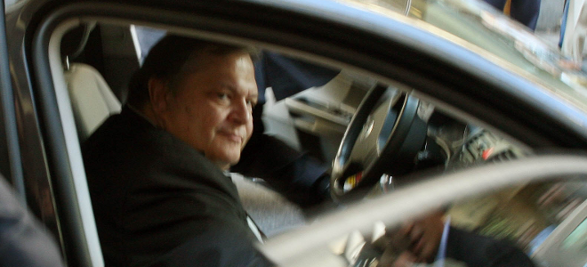 ΑΘΛΟΣ! Μικροομολογιούχοι έκραξαν και κυνήγησαν τον Βενιζέλο…