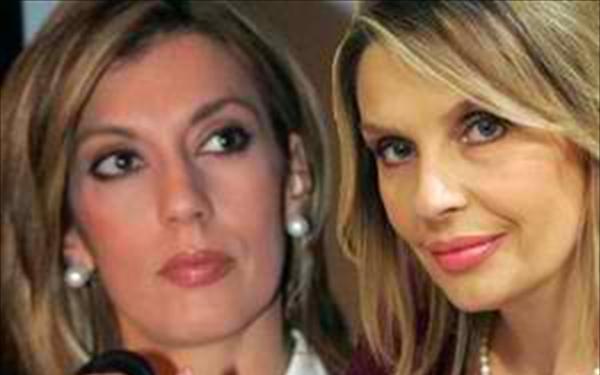 Ξεκατίνιασμα στη Βουλή με βαμμένα νύχια και κινητά...