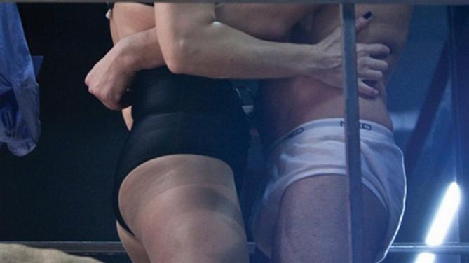 Ημίγυμνη ελληνίδα ηθοποιός στην αγκαλιά νεαρού… με μποξεράκι!!! (φωτο)