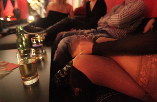 Οι Ρουμάνες στο μπαρ... δε χόρευαν μόνο!!!