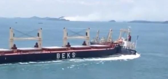 Πρωτοφανής σύγκρουση πλοίων!!! (βίντεο)