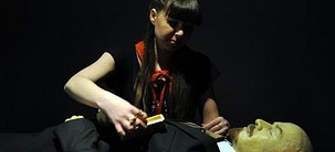 Πώς οι Ρώσοι διατηρούν τόσα χρόνια το ταριχευμένο σώμα του Λένιν (εικόνες & βίντεο)