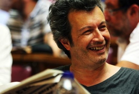 Τα συγγραφικά χέρια... έγιναν μαχαίρια!!! (βίντεο)