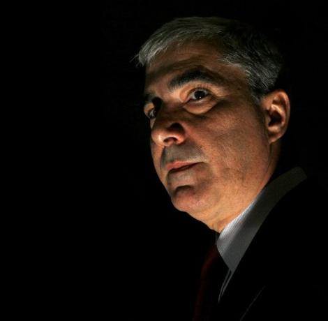Όταν ο Σίμος Κεδίκογλου έμπαινε στην ΕΡΤ με "μέσο"...