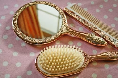 Tips για να καθαρίζετε τις βούρτσες των μαλλιών σας!!!
