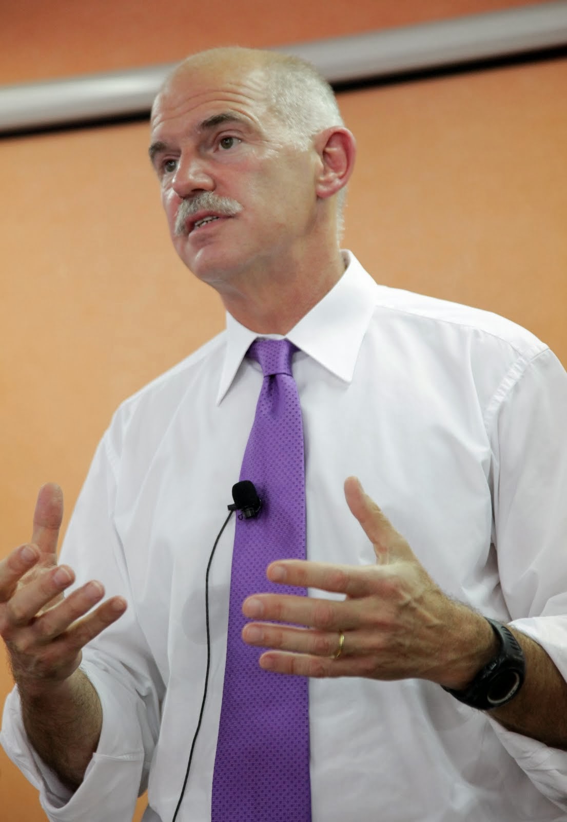 Η «ηγετική» εμφάνιση του Γεωργίου Παπανδρέου... που προκάλεσε χειροκρότημα!!! (foto)