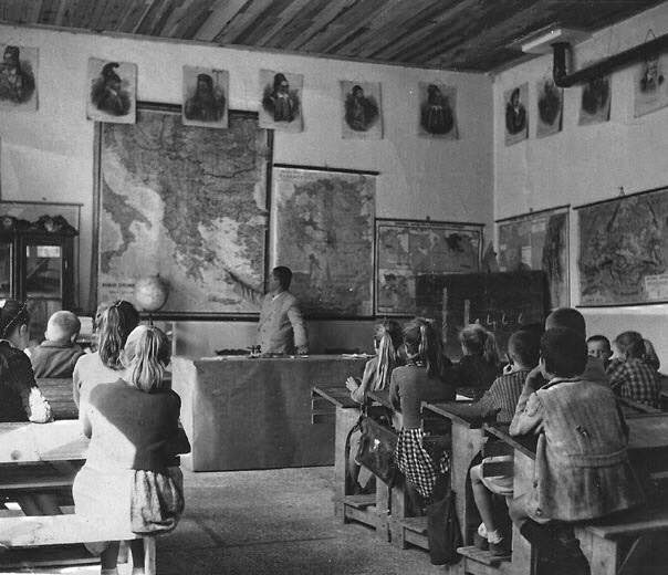 Τα σχολεία της νοσταλγίας και της γνώσης, απέναντι στα φροντιστήρια και τη βαρεμάρα... 