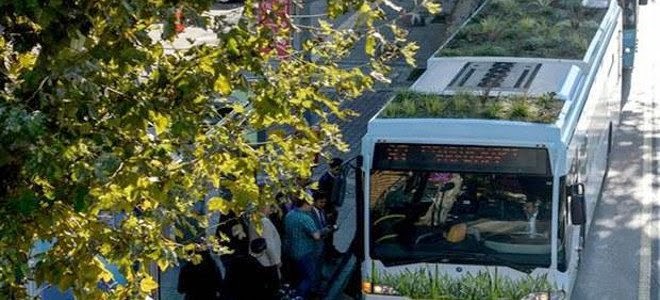 Το «πράσινο» λεωφορείο: Έχει μποστάνι στην οροφή και το ποτίζει με το κλιματιστικό!!! (video)