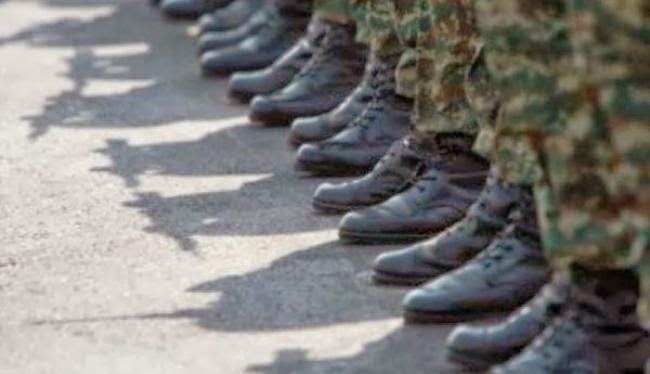 Φάρσες... στα χακί: Τι μπορεί να πάθεις αν σε πάρει ο ύπνος στο στρατό!!! (video)