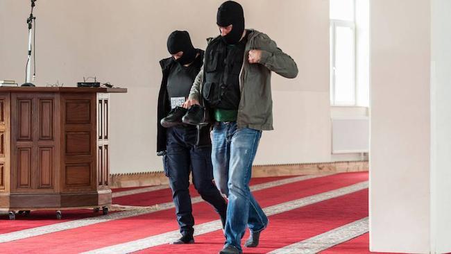 Σύλληψη σε τζαμί… χωρίς παπούτσια!!!