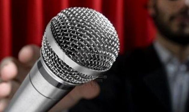 Ποιος Έλληνας τραγουδιστής έγινε ασφαλιστής για να μεγαλώσει τα παιδιά του