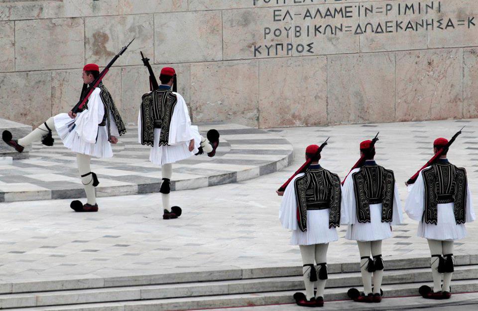 Δείτε με ποια μυστική γλώσσα οι Εύζωνες διώχνουν τους ενοχλητικούς τουρίστες…