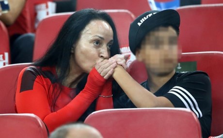Η Βίκυ Σταμάτη στις κερκίδες του "Καραϊσκάκη" με το γιο της…