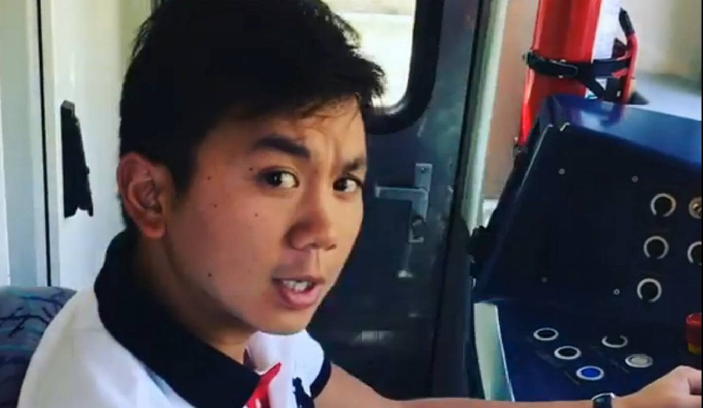 Σάλος με βίντεο του Ορέστη Τσανγκ που οδηγεί συρμό του ΗΣΑΠ: Σε διαθεσιμότητα η μηχανοδηγός [video]