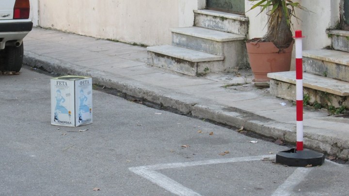 Έρχονται πρόστιμα για καρέκλες και εμπόδια στις θέσεις πάρκινγκ…