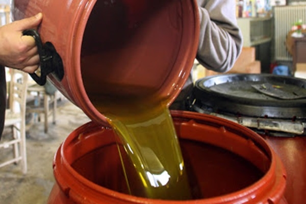 Χρωμάτιζαν το σπορέλαιο και το πούλαγαν για ελαιόλαδο. Ποιες εταιρείες εντόπισε ο ΕΦΕΤ…