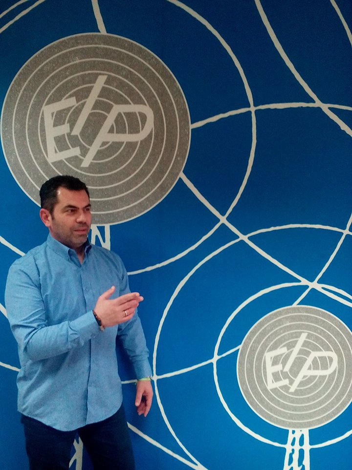 Ο «aylogyros news»… σεργιάνι στο Ραδιομέγαρο της ΕΡΤ (foto)