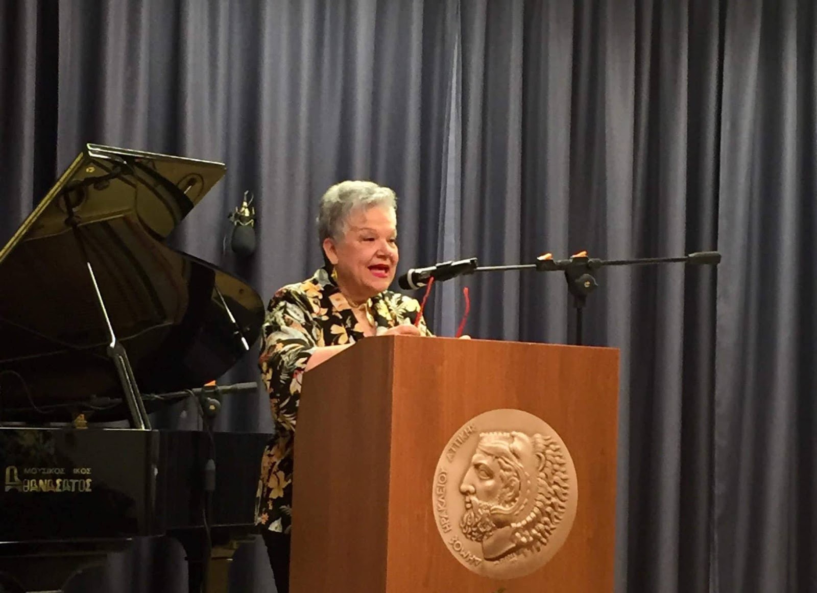 Συγκίνησε η Τένια Μακρή στην εκδήλωση του Δήμου Ηρακλείου Αττικής για την Ημέρα της Μητέρας