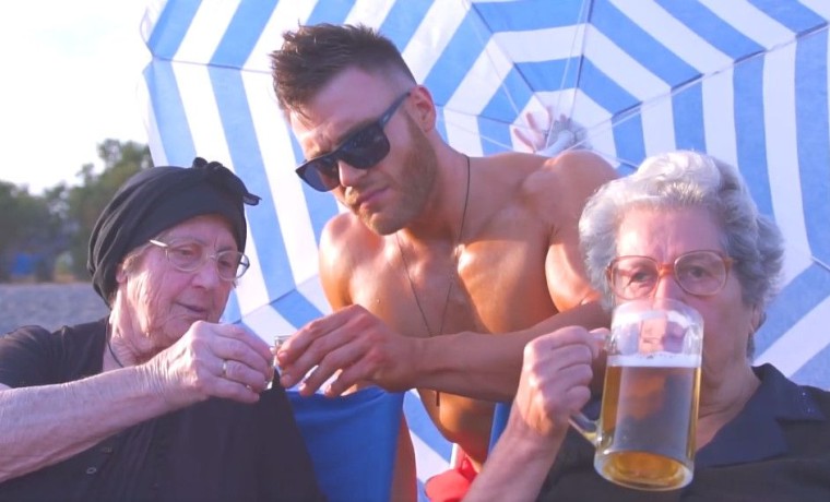 «Just Μπίρες»: Οι Κρητικές γιαγιάδες ξαναχτυπούν πίνοντας μπίρες δίπλα στο κύμα…