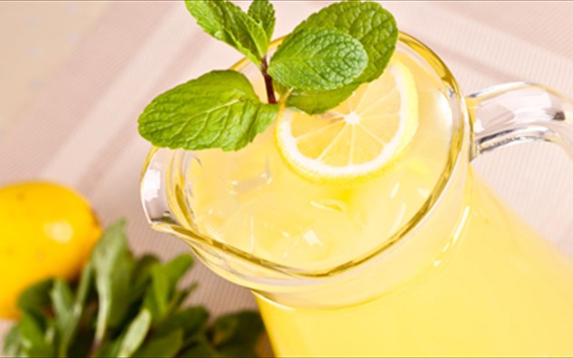 Φτιάχνουμε σπιτική λεμονάδα -ανάσα δροσιάς για το καλοκαίρι…
