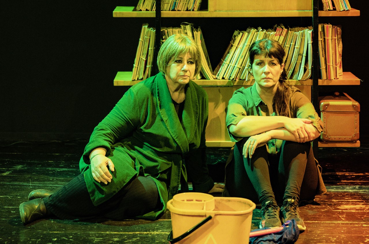 «ΔΥΟ ΓΥΝΑΙΚΕΣ ΧΟΡΕΥΟΥΝ» Με την Άννα Βαγενά και τη Γιασεμί Κηλαηδόνη