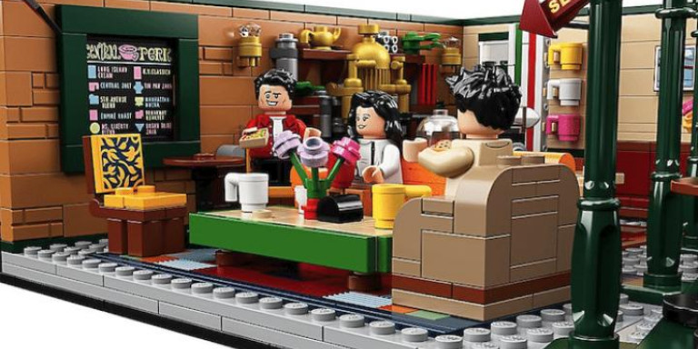 «Τα Φιλαράκια»: Το αγαπημένο τους στέκι «ζωντανεύει» με τουβλάκια Lego (video)