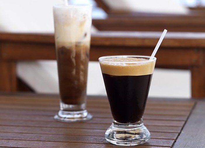 Δύναμη ψυχής: Πολλοί Έλληνες συνεχίζουν να πίνουν φρέντο παρά τη σφοδρή κακοκαιρία