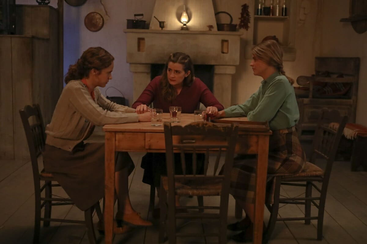 «ΑΓΡΙΕΣ ΜΕΛΙΣΣΕΣ»: Δυο καλόγεροι βρίσκουν στο δάσος το αναίσθητο κορμί ενός άντρα…