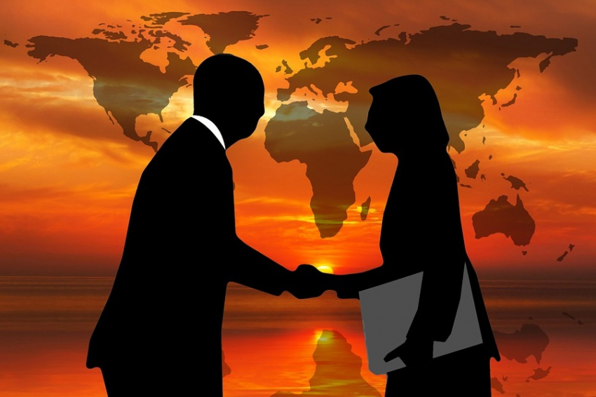 Κορωνοϊός: Τέρμα οι χειραψίες, οι αγκαλιές, τα φιλιά και τα «κόλλα πέντε»