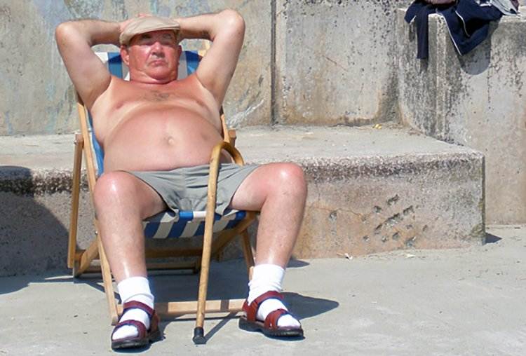 Φόρο στην άσπρη κάλτσα με πέδιλο για τους Γερμανούς τουρίστες μελετά η κυβέρνηση για την ανάκαμψη της οικονομίας!!!