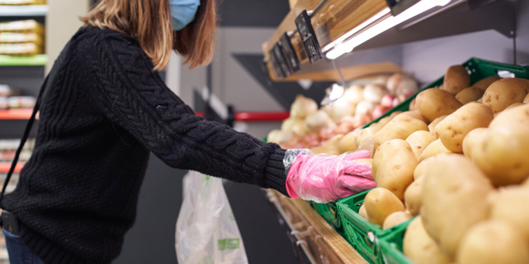 Κορωνοϊός: Καθηγήτρια Μικροβιολογίας εξηγεί τι πρέπει να κάνουμε με τρόφιμα και ψώνια σούπερ μάρκετ