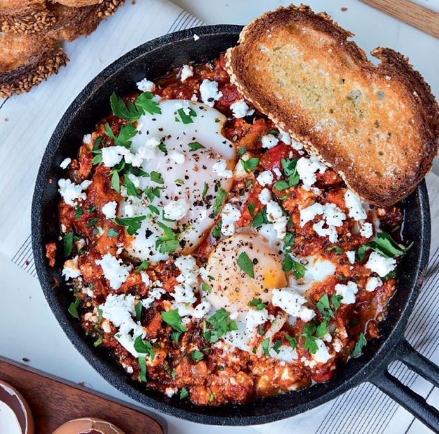 Αυγά σε σάλτσα ντομάτας με φέτα: Η πιο καλοκαιρινή συνταγή για το μεσημεριανό σου