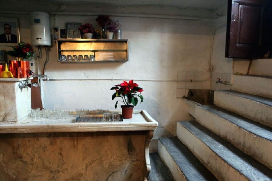 Η ιστορική υπόγεια ταβέρνα της Αθήνας που τρελαίνει τον πλανήτη