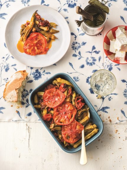 Μπάμιες με ντοματίνια βελανίδια και λιαστή ντομάτα