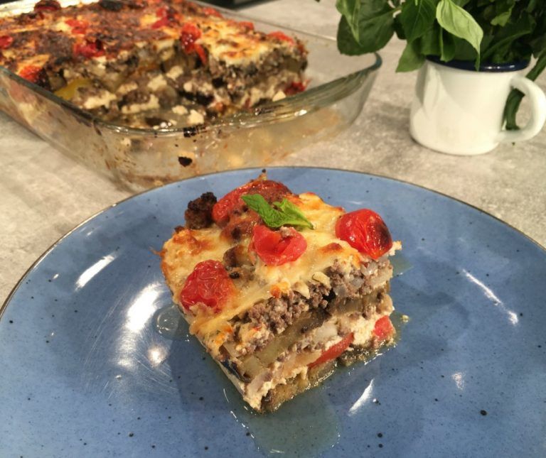 Αργυρώ Μπαρμπαρίγου: Μελιτζάνες στο φούρνο με κιμά!