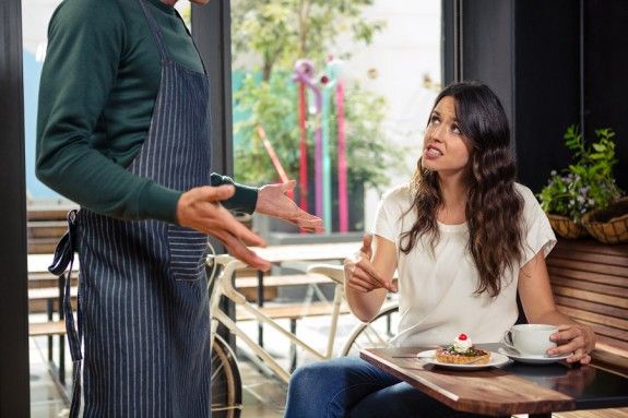 Τα 10 πιο ενοχλητικά πράγματα που κάνεις στα εστιατόρια…