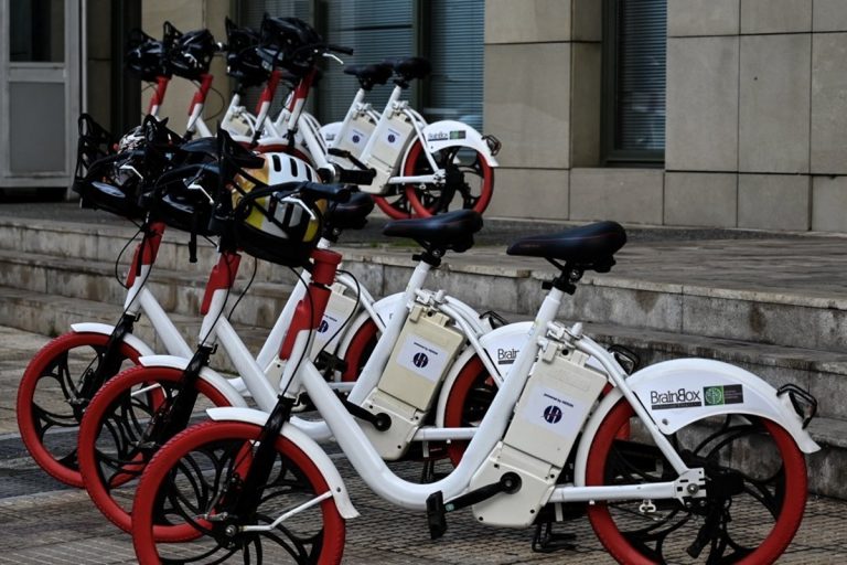 «Κινούμαι Ηλεκτρικά»: Σε 15 ημέρες 5.000 αιτήσεις για επιδότηση αγοράς ηλεκτρικών οχημάτων